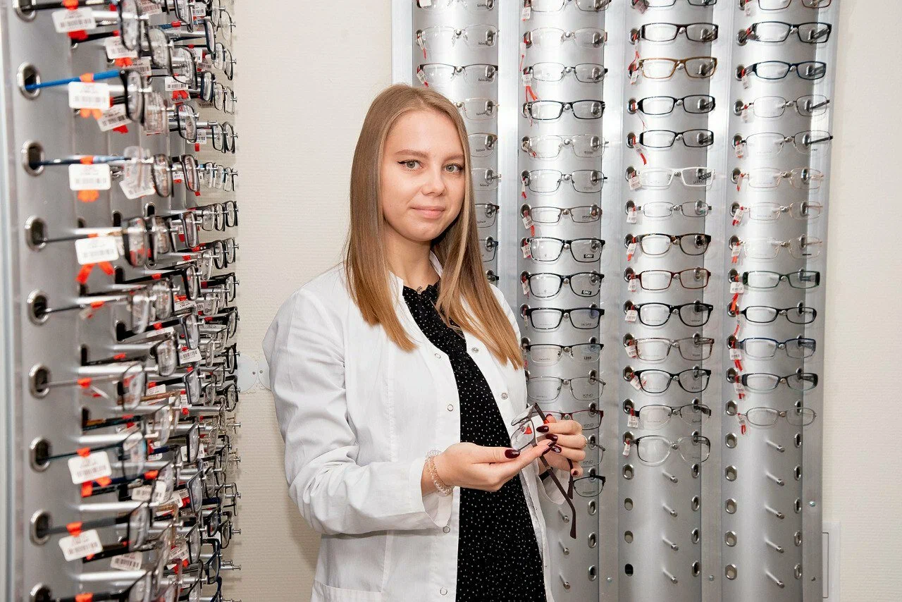 Специалист DR.VID в салоне оптики в Екатеринбурге